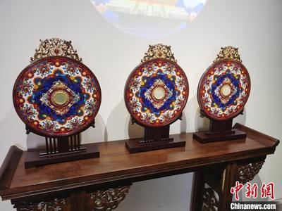 千秋福運(yùn) 鐘連盛與張鐵成聯(lián)袂創(chuàng)作的玉璧景泰藍(lán)藝術(shù)珍品